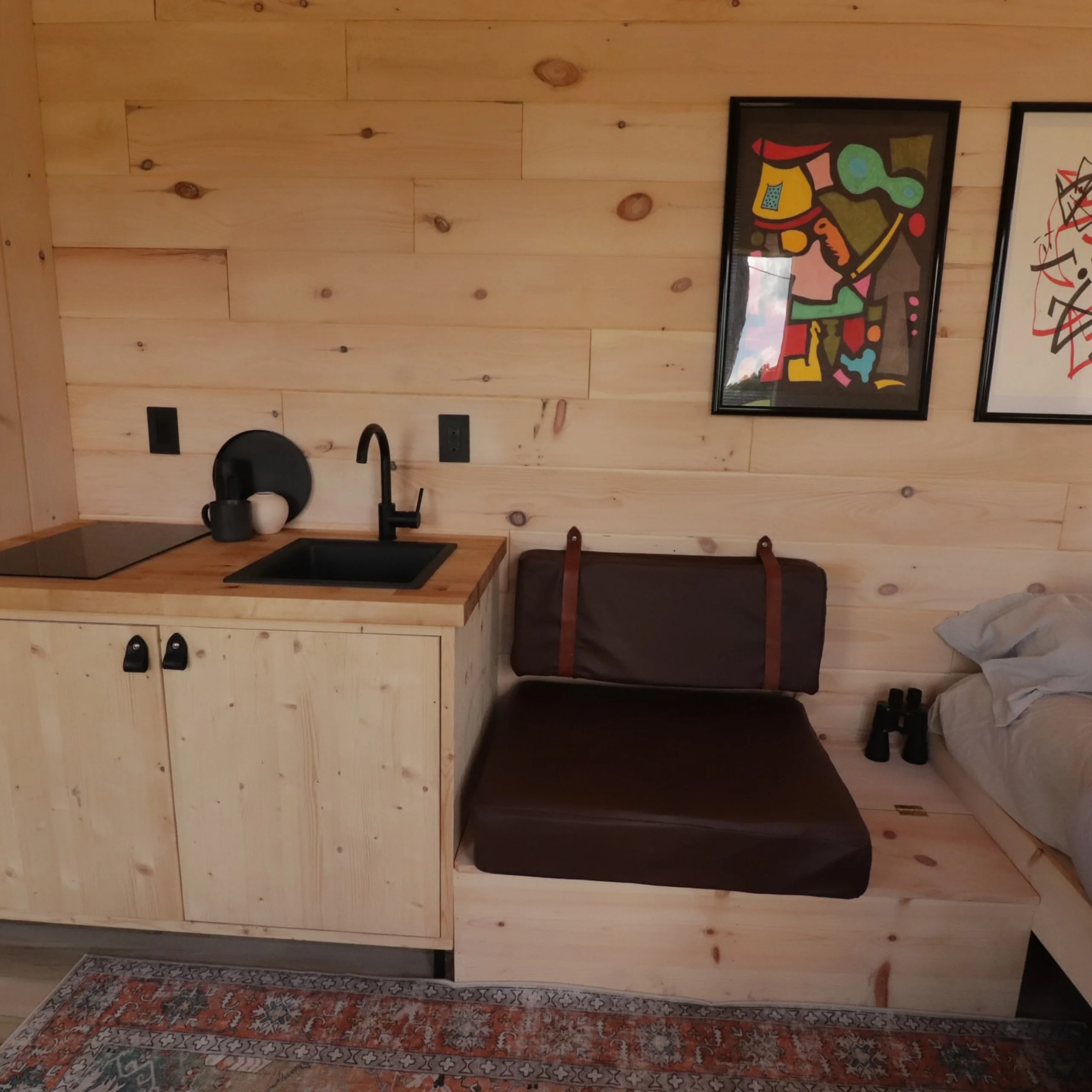 intérieur mini maison mobile Overnighter par Nordic & Spruce intérieur mini maison mobile Overnighter par Nordic & Spruce