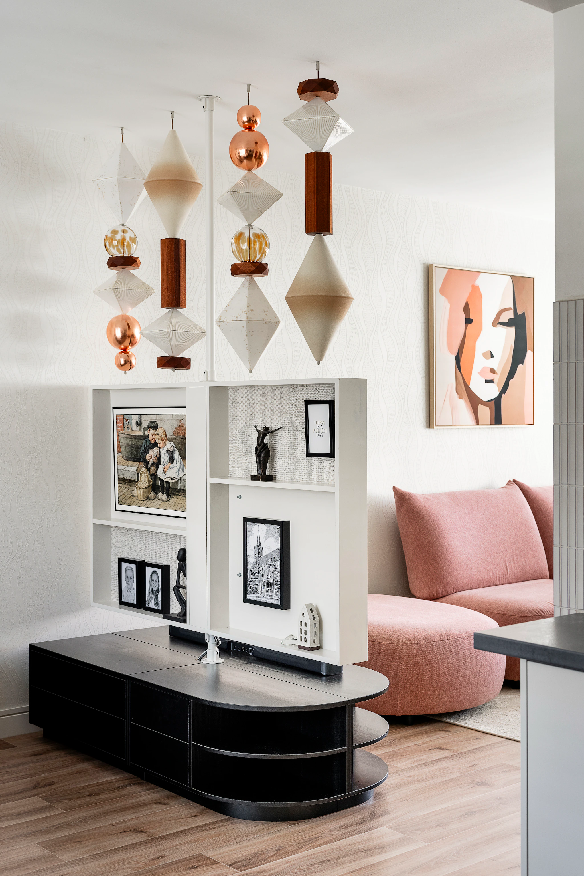 salon décoration contemporaine canapé rose