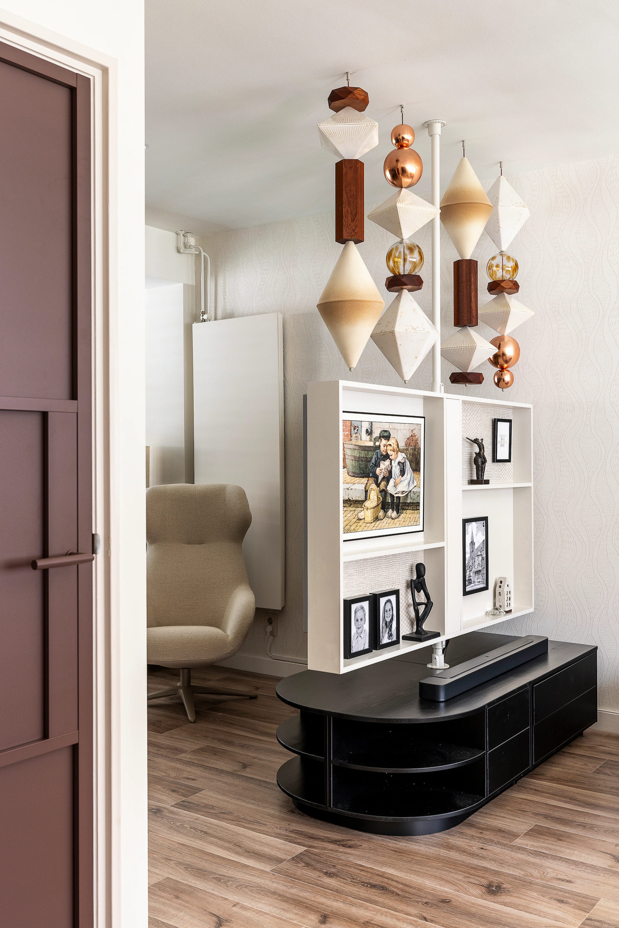 salon décoration contemporaine avec meuble de séparation
