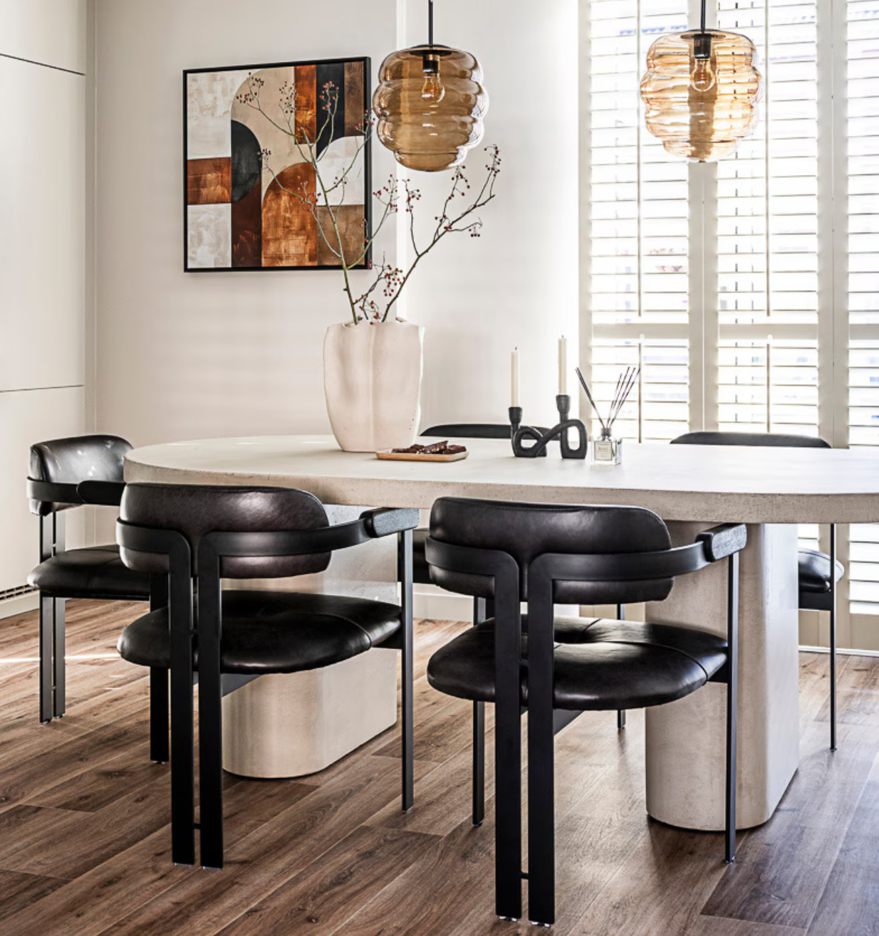 salle à manger moderne avec table ovale