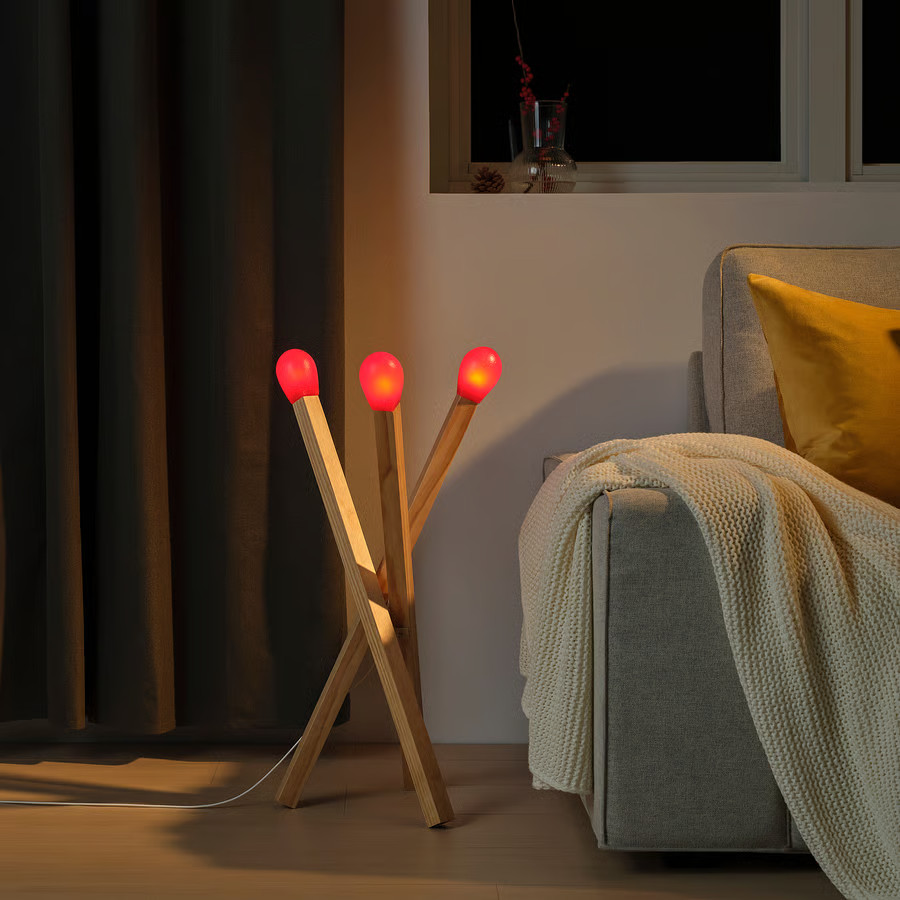 Lampe sur pied IKEA STRÅLA en forme d'allumettes