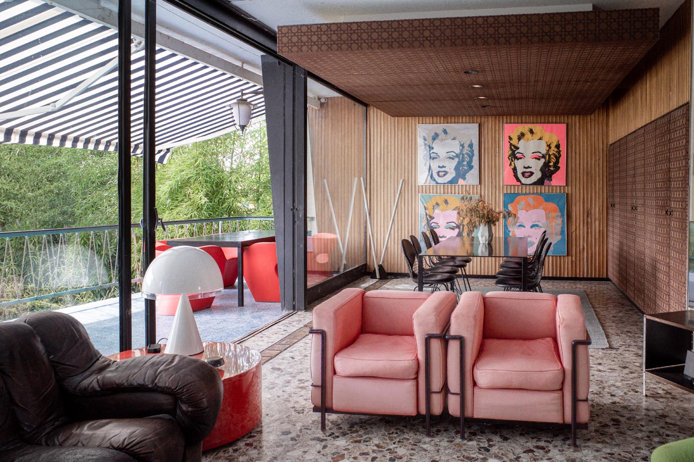 salon décoration contemporaine et vintage style seventies 