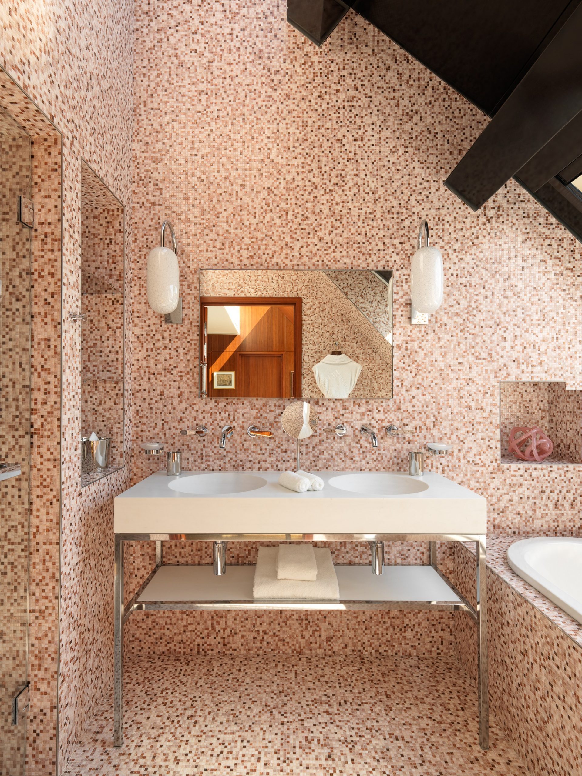 salle de bain mosaïque rose et rouge Penthouse Madame Rêve salle de bain mosaïque rose et rouge Penthouse Madame Rêve