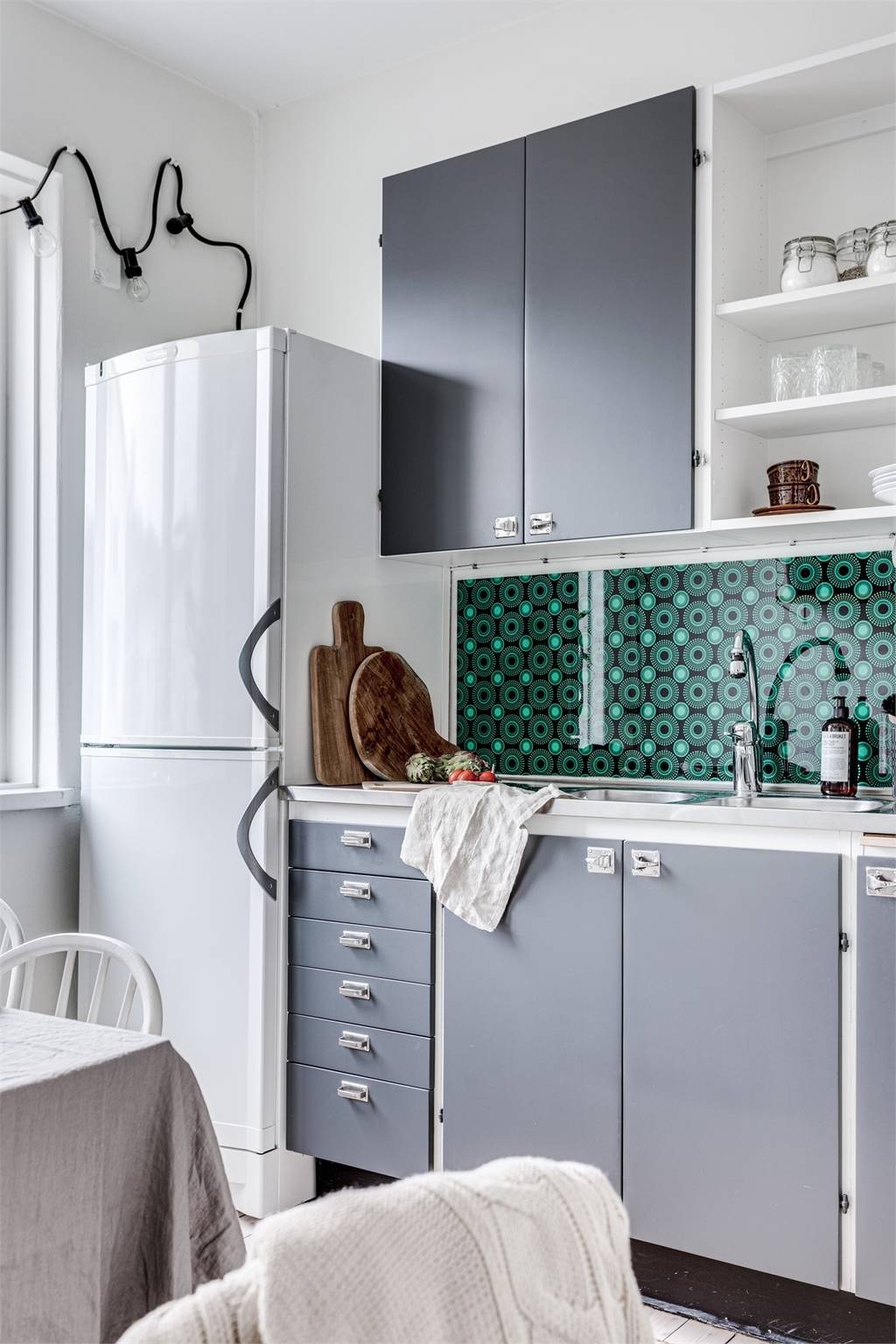 cuisine grise et verte studio 35m2 décoration scandinave murs gris cuisine grise et verte studio 35m2 décoration scandinave murs gris