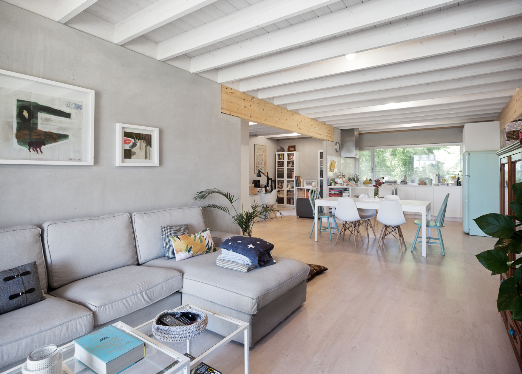 salon avec poutres et cuisine maison préfabriquée en béton et bois salon avec poutres et cuisine maison préfabriquée en béton et bois