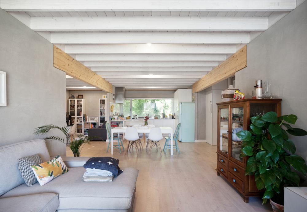 salon avec poutres et cuisine maison préfabriquée en béton et bois salon avec poutres et cuisine maison préfabriquée en béton et bois