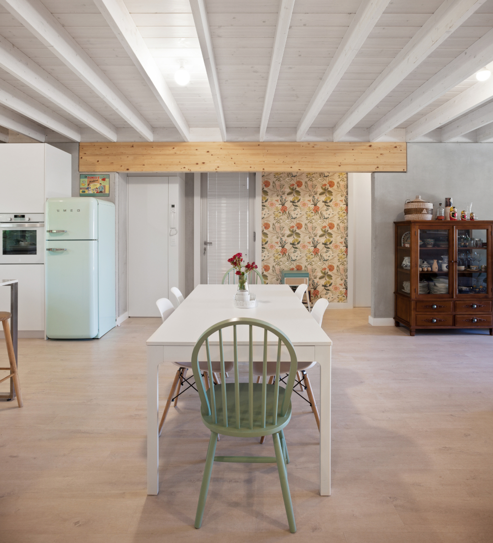 salle à manger avec poutres et cuisine maison préfabriquée en béton et bois salle à manger avec poutres et cuisine maison préfabriquée en béton et bois