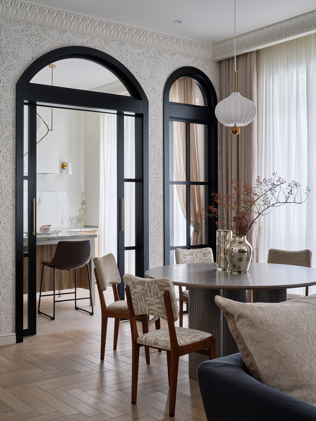 salle à manger avec portes cintrées appartement décoration contemporaine Almaty 