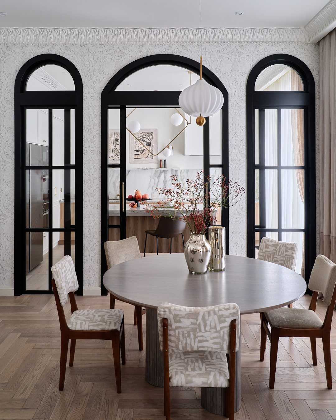 cuisine et salle à manger avec portes cintrées appartement décoration contemporaine Almaty 