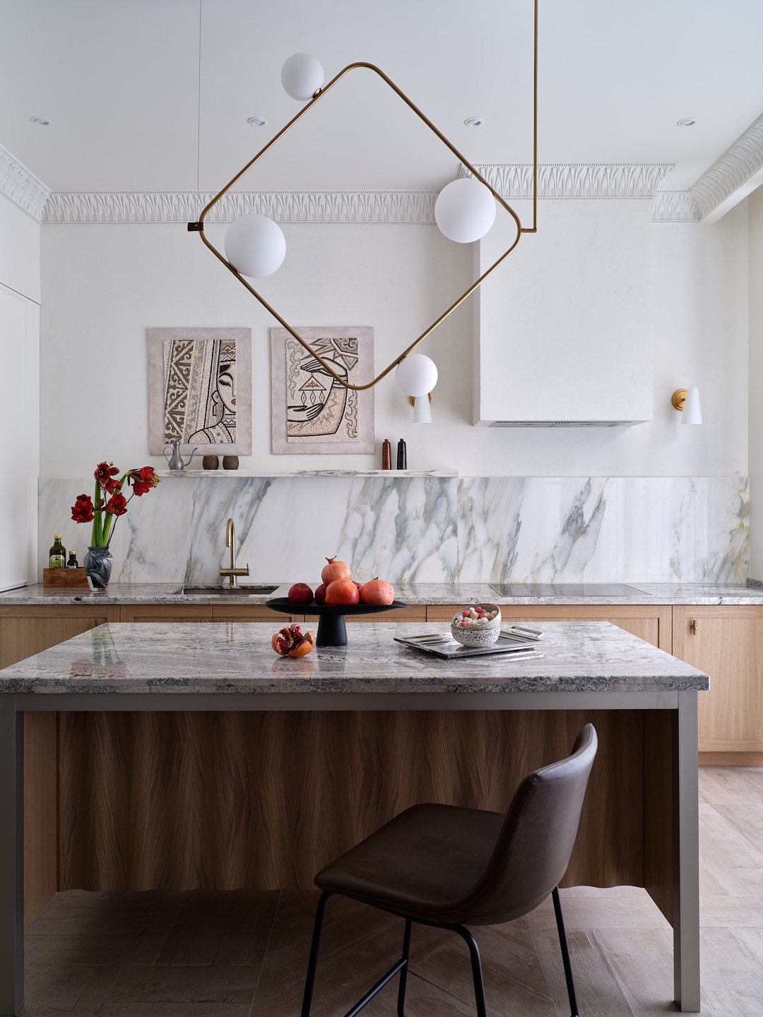 cuisine bois et marbre appartement décoration contemporaine Almaty 