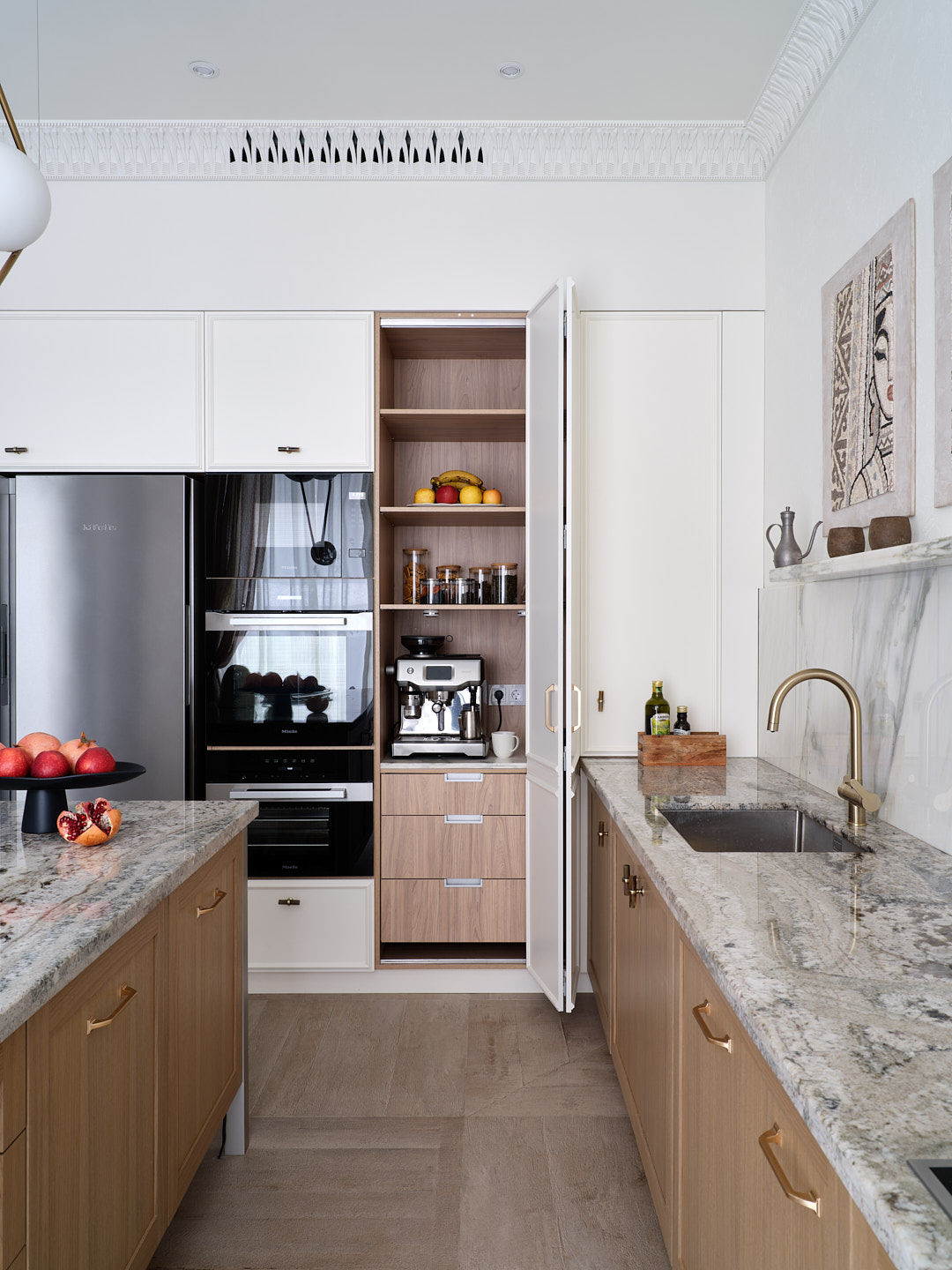 cuisine bois et marbre appartement décoration contemporaine Almaty 