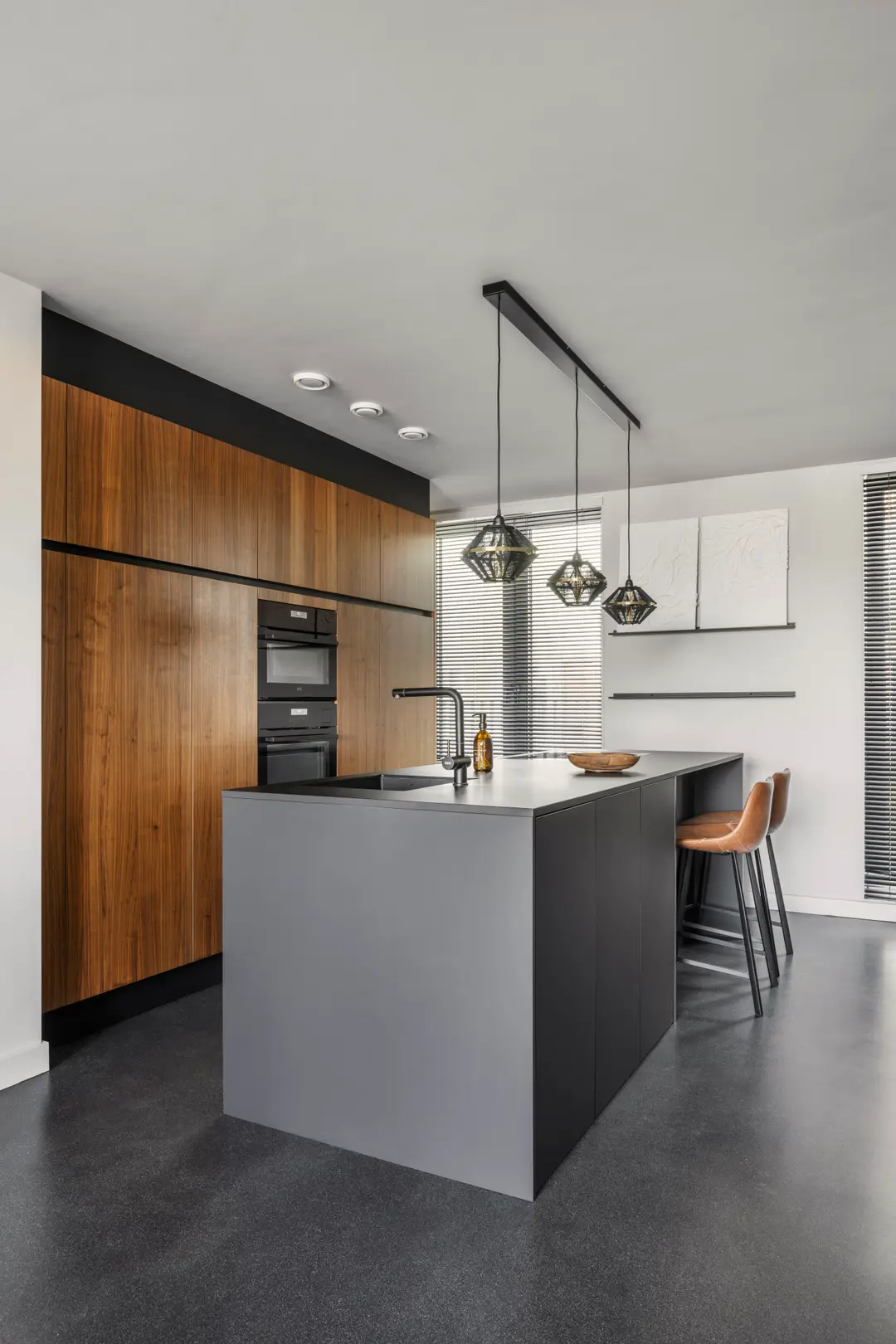 cuisine ouverte avec îlot appartement 115m2 en duplex décoration design grise