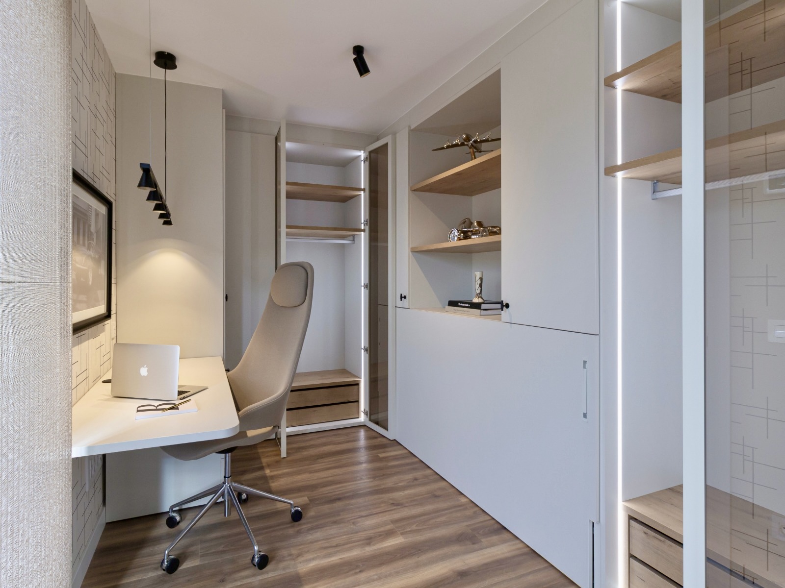 bureau avec placard et lit escamotable