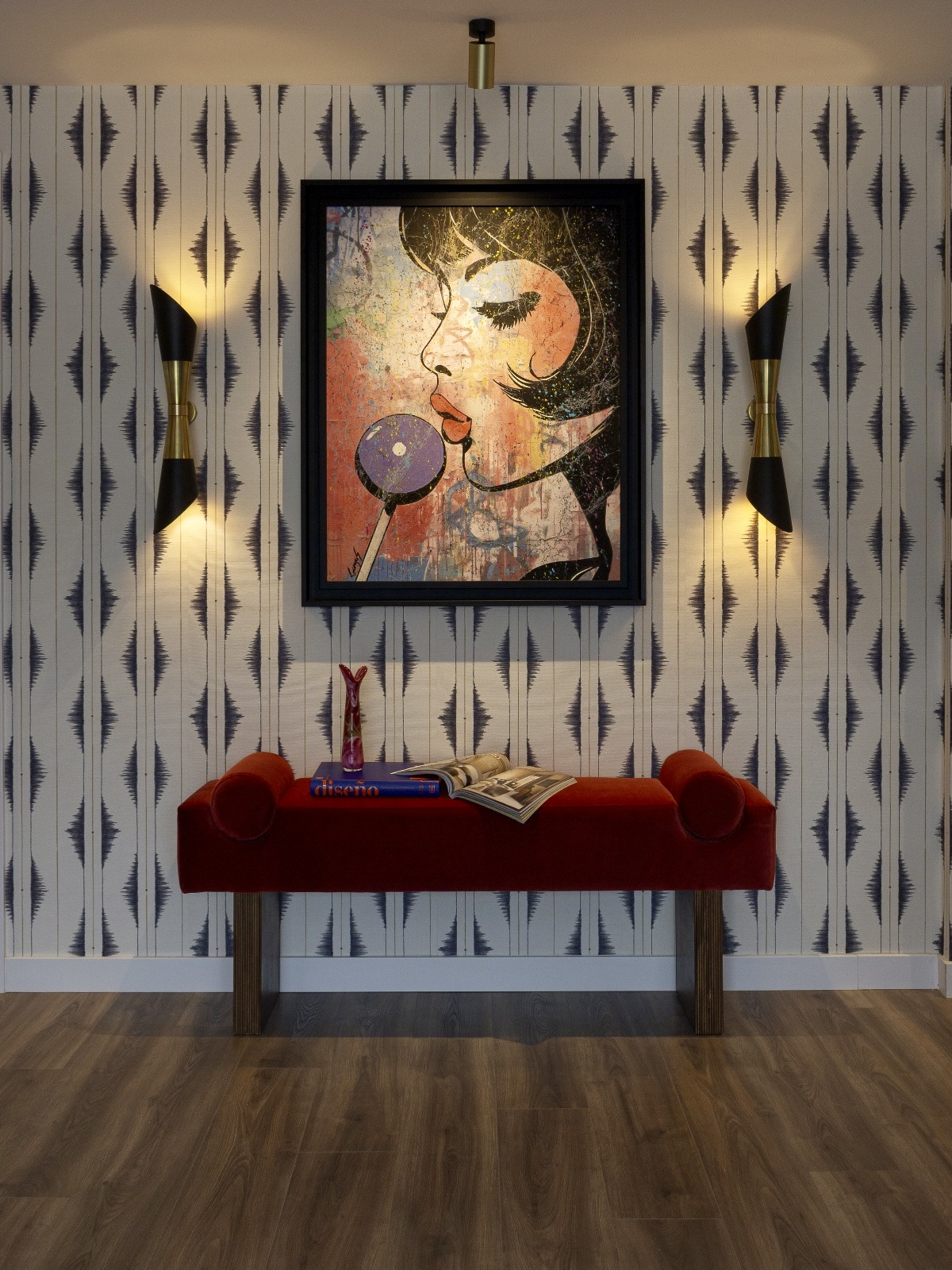 entrée avec papier-peint et banc rouge appartement contemporain
