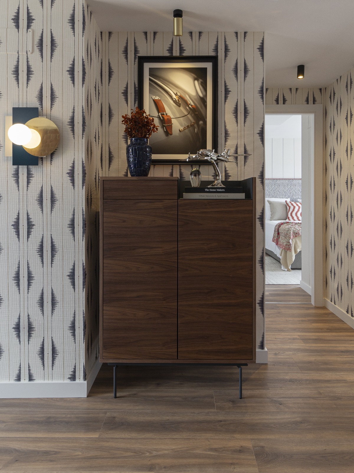 entrée avec meuble noyer et papier-peint appartement contemporain