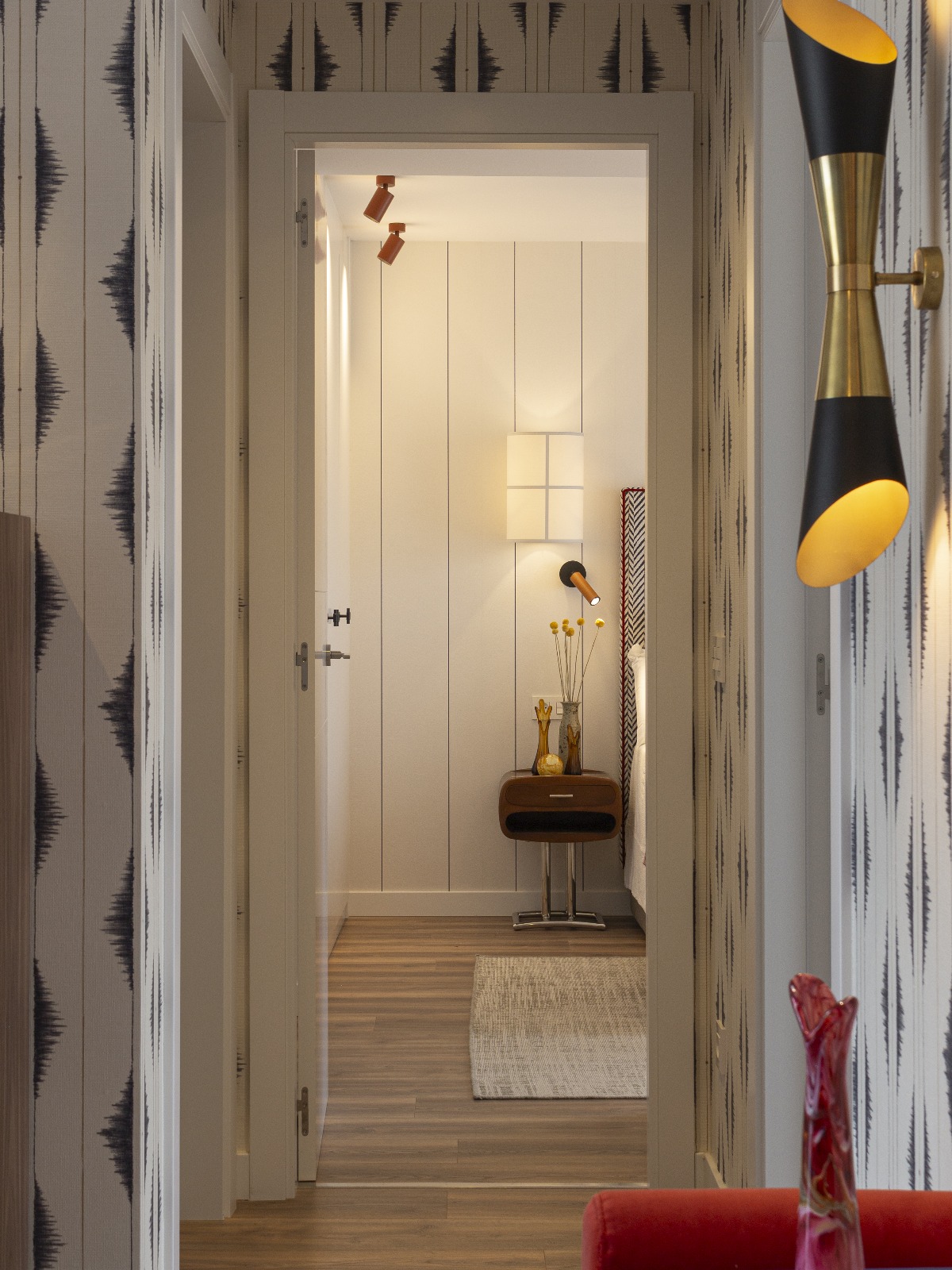 couloir avec papier-peint appartement contemporain
