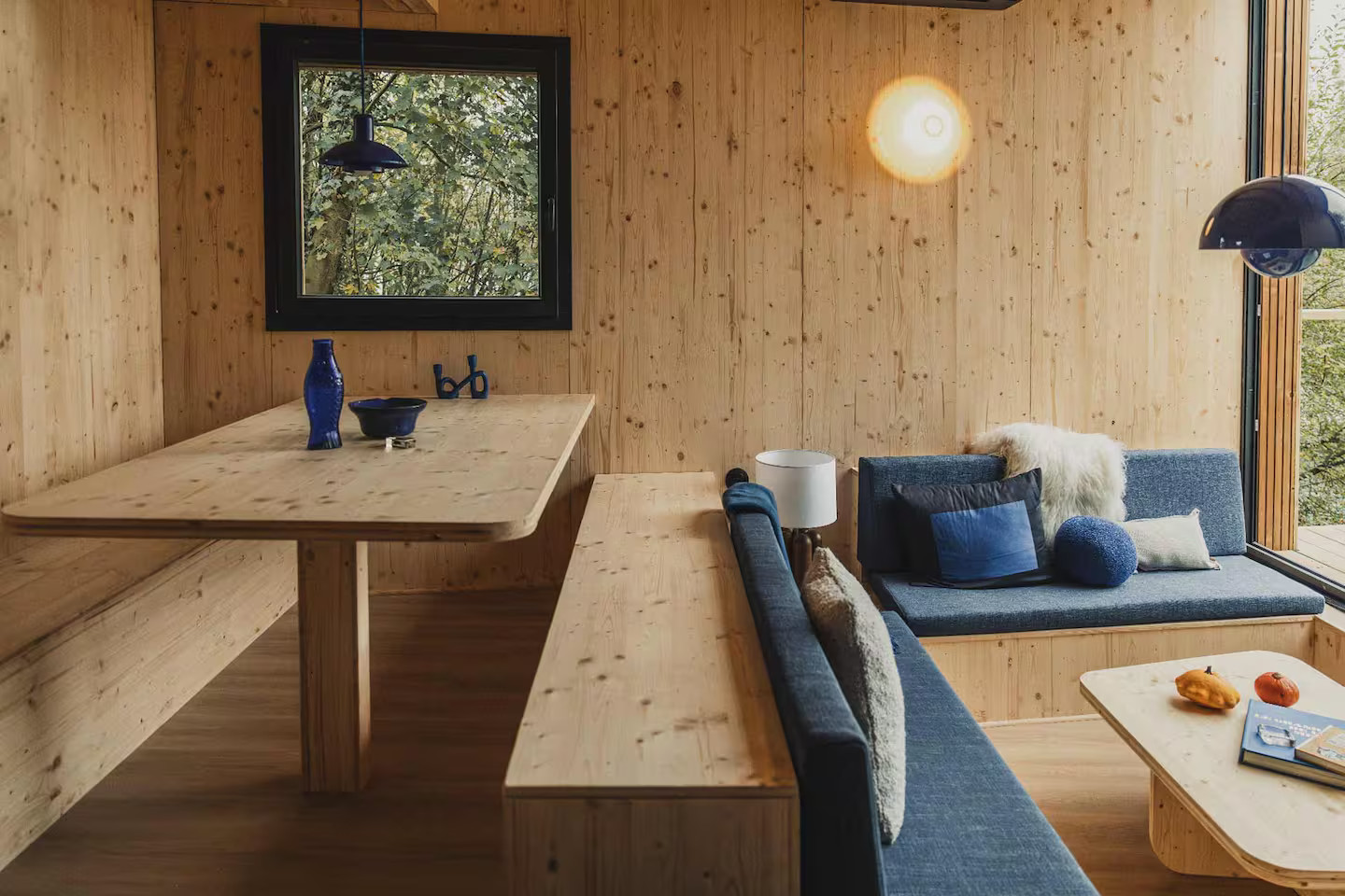 salon et salle à manger petite maison en bois Bleu Bicoque