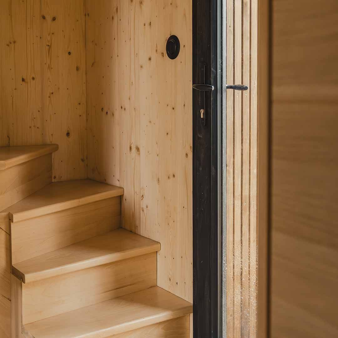 escalier bois petite maison en bois Bleu Bicoque