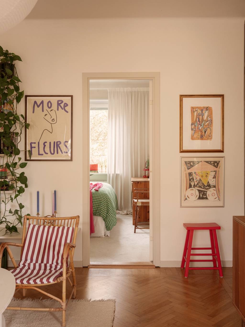 salon appartement 44m2 décoration scandinave vintage et colorée avec plantes vertes salon appartement 44m2 décoration scandinave vintage et colorée avec plantes vertes