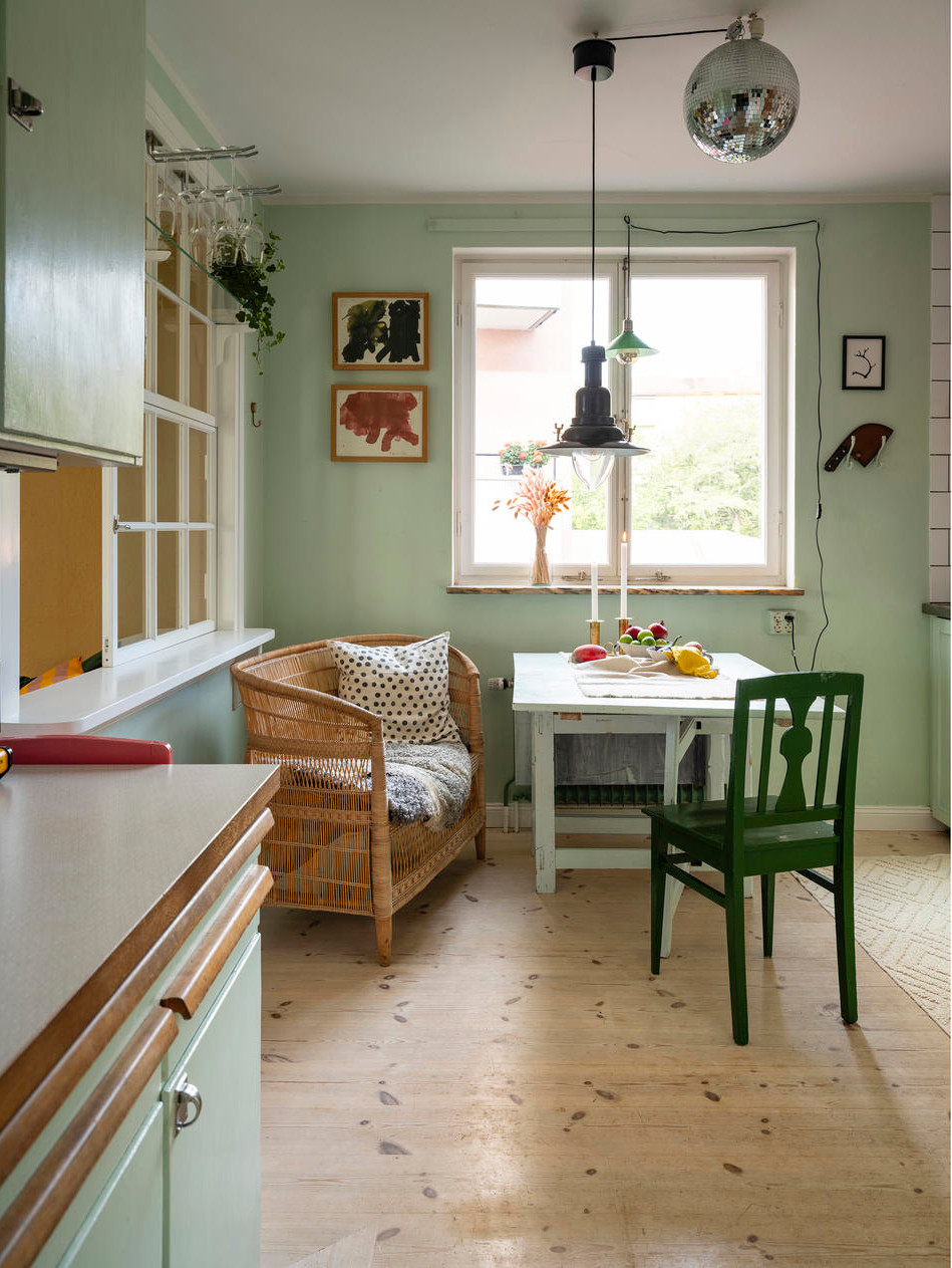 cuisine verte décoration vintage avec espace repas