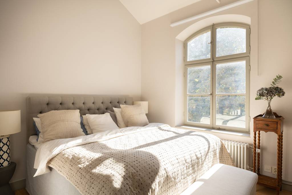 chambre avec fenêtre cintrée appartement 122m2 décoration beige et scandinave chambre avec fenêtre cintrée appartement 122m2 décoration beige et scandinave