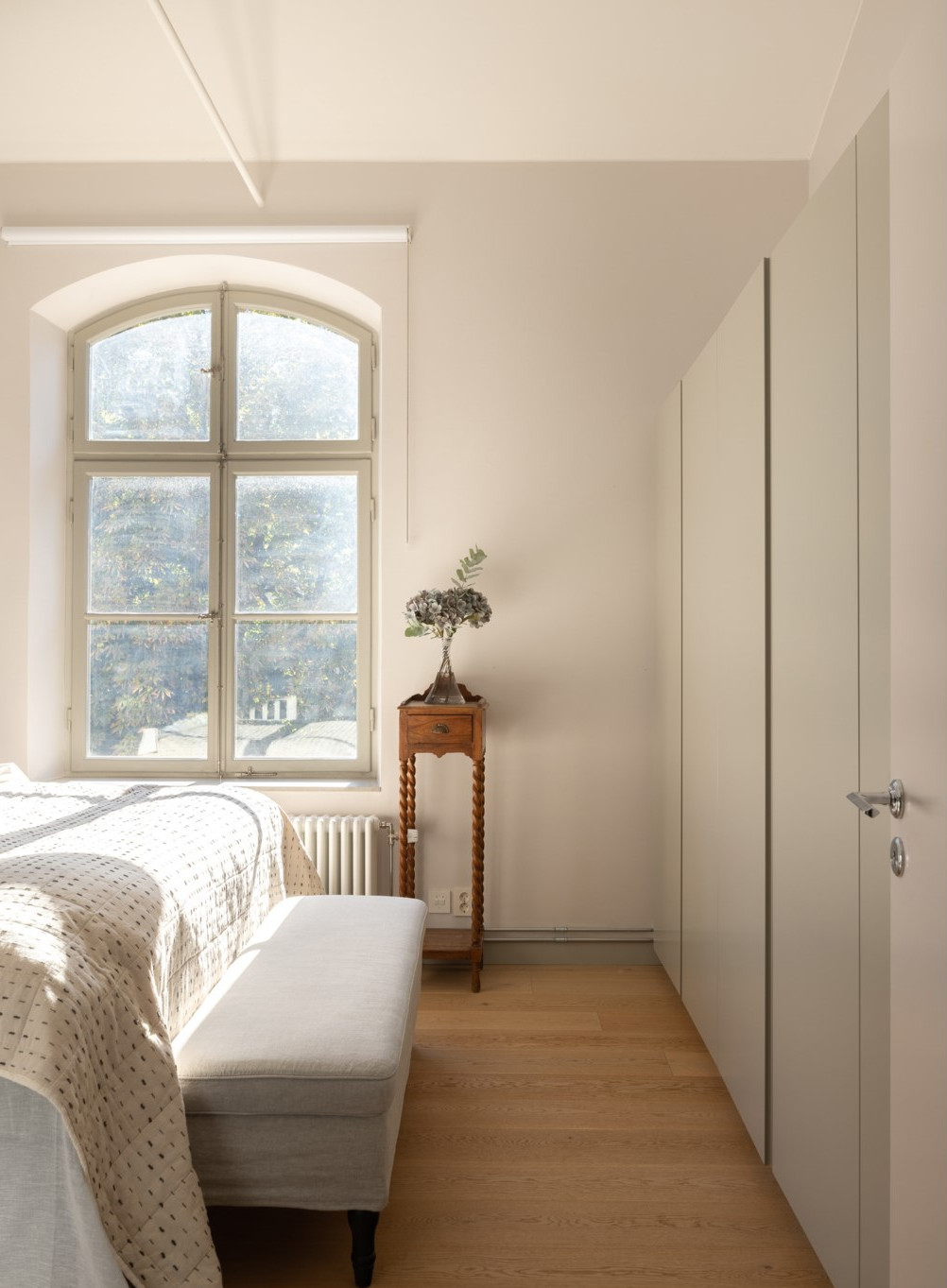 chambre avec fenêtre cintrée appartement 122m2 décoration beige et scandinave chambre avec fenêtre cintrée appartement 122m2 décoration beige et scandinave