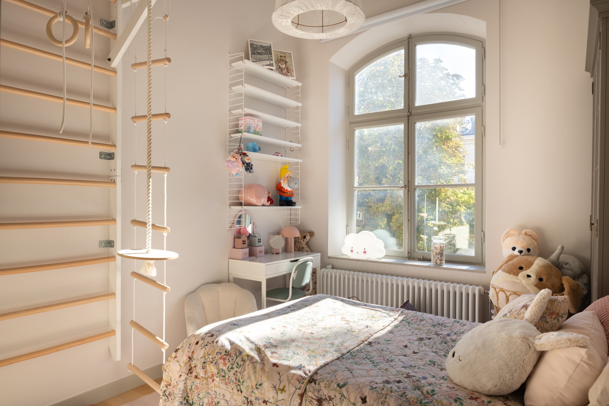 chambre enfant avec fenêtre cintrée appartement 122m2 décoration beige et scandinave chambre enfant avec fenêtre cintrée appartement 122m2 décoration beige et scandinave