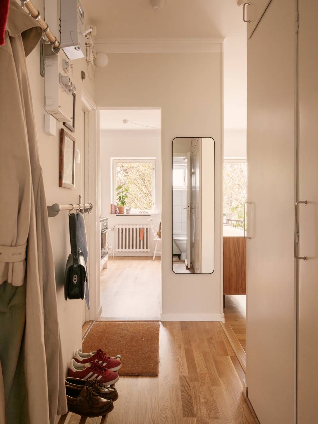 entrée avec porte-manteaux et miroir entrée avec porte-manteaux et miroir