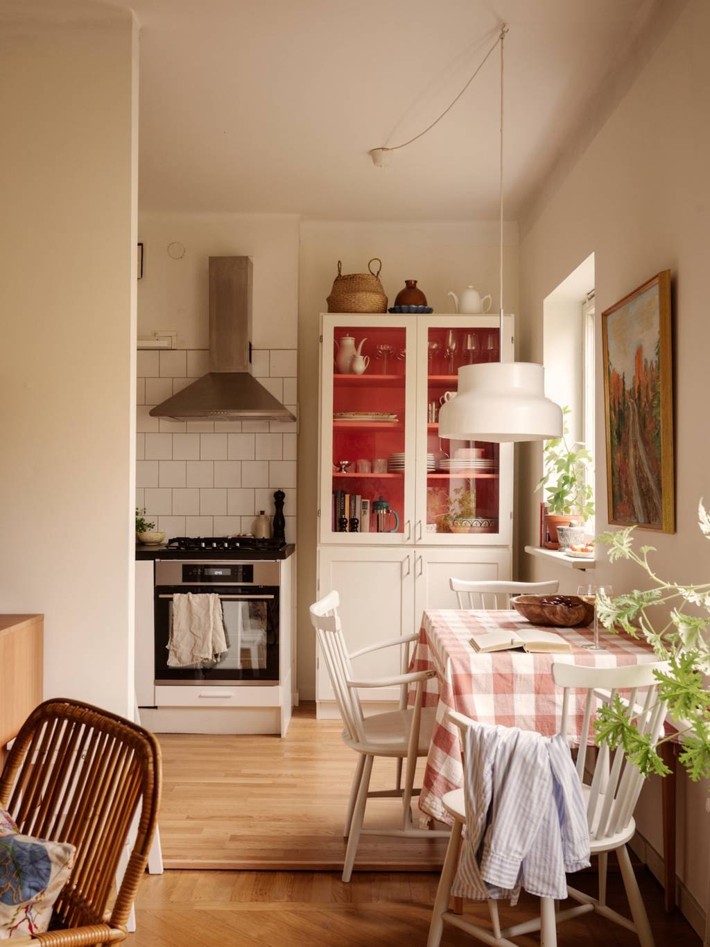 cuisine et salle à manger appartement 44m2 décoration scandinave vintage et colorée avec plantes vertes cuisine et salle à manger appartement 44m2 décoration scandinave vintage et colorée avec plantes vertes