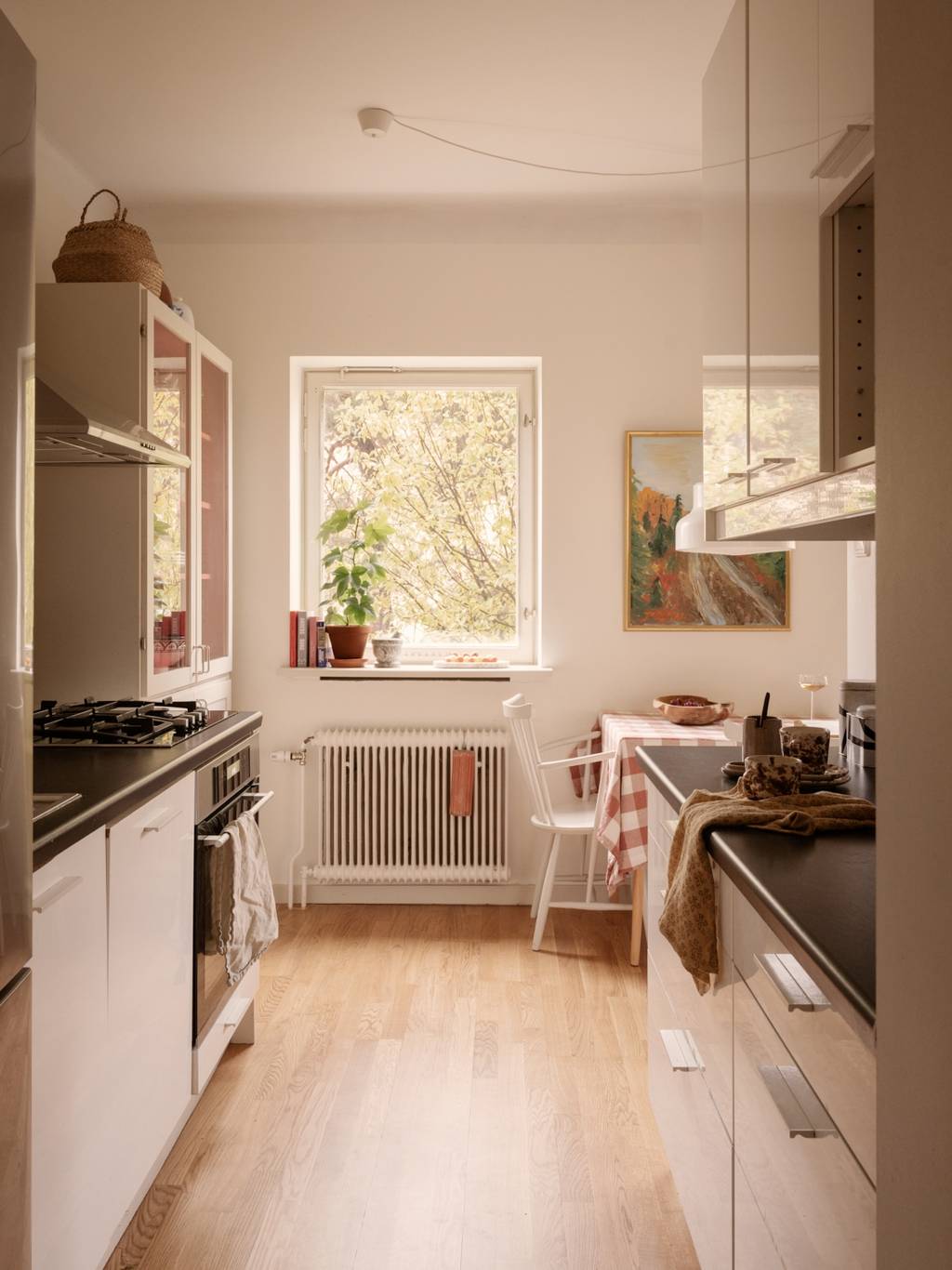 cuisine et salle à manger appartement 44m2 décoration scandinave vintage et colorée avec plantes vertes cuisine et salle à manger appartement 44m2 décoration scandinave vintage et colorée avec plantes vertes