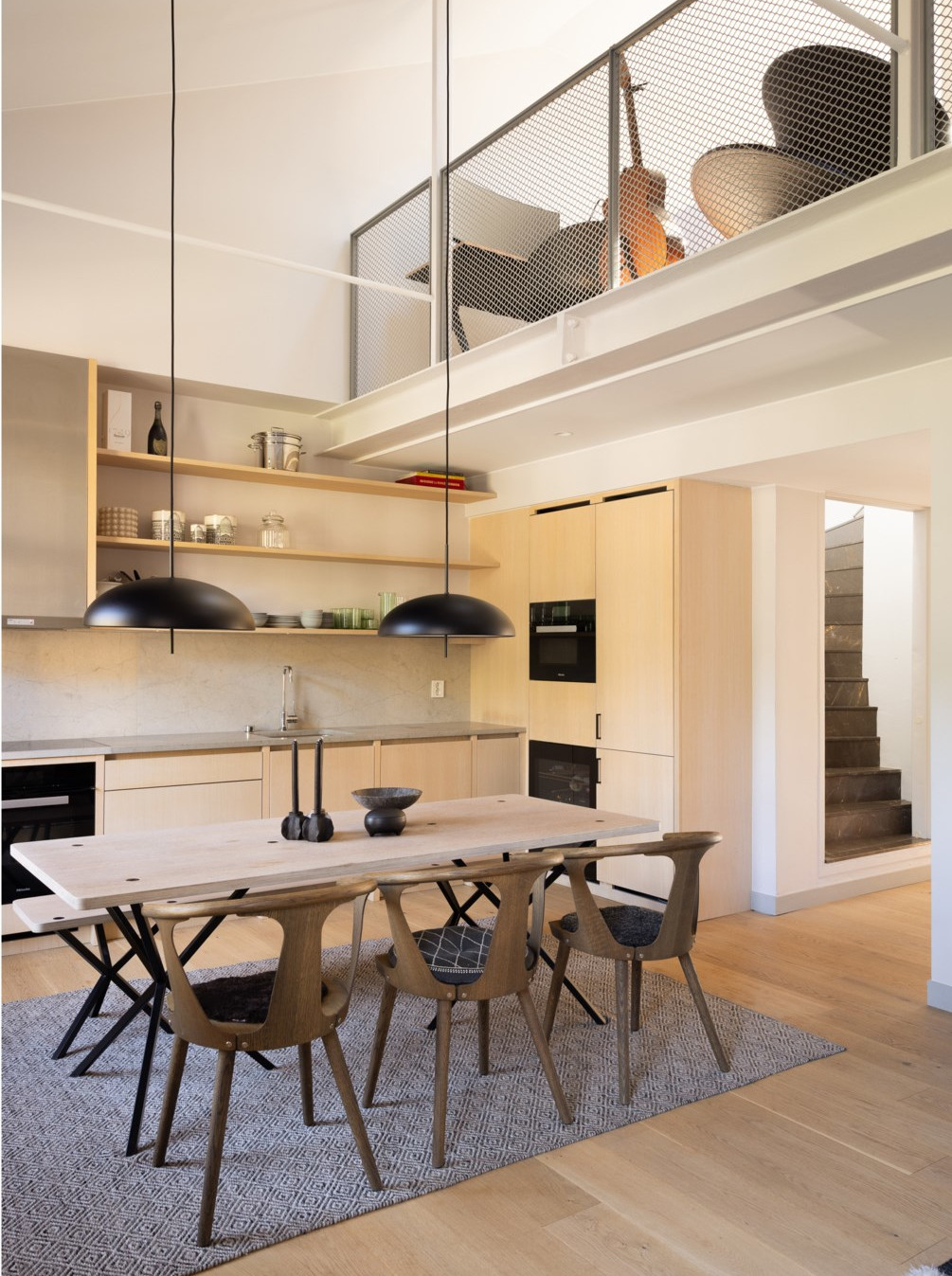 cuisine et salle à manger avec mezzanine appartement 122m2 décoration beige cuisine et salle à manger avec mezzanine appartement 122m2 décoration beige