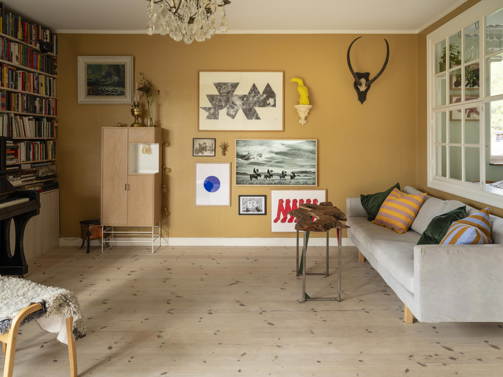 salon murs jaunes décoration vintage et scandinave