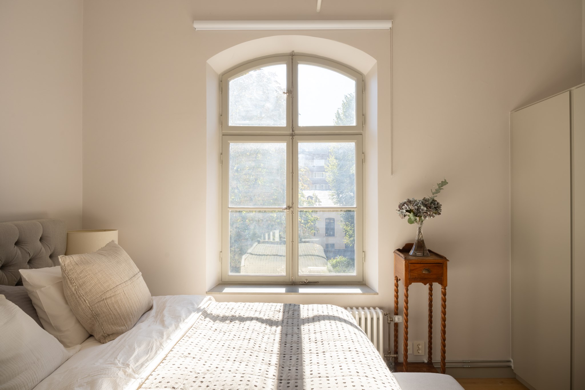chambre avec fenêtre cintrée appartement 122m2 décoration beige et scandinave chambre avec fenêtre cintrée appartement 122m2 décoration beige et scandinave