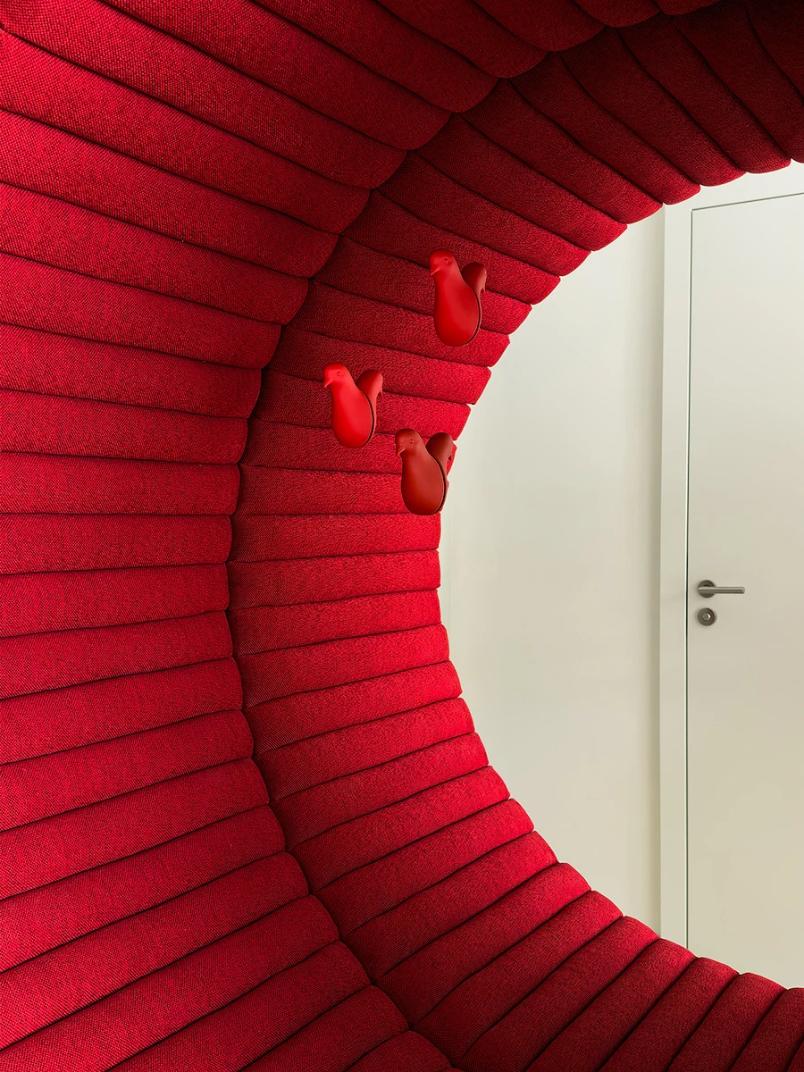 entrée avec coin repos circulaire rouge intégré entrée avec coin repos circulaire rouge intégré