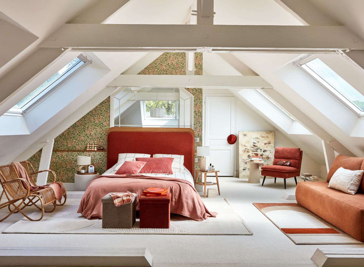 grande chambre mansardée avec poutres blanches lit rouille nouvelle collection BUT grande chambre mansardée avec poutres blanches lit rouille nouvelle collection BUT