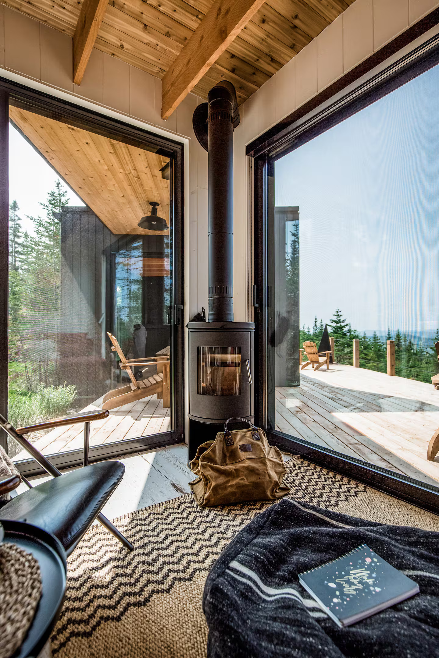 salon baies vitrées et poêle à bois maison contemporaine et vitrée dans la nature Cliff n°46 salon baies vitrées et poêle à bois maison contemporaine et vitrée dans la nature Cliff n°46