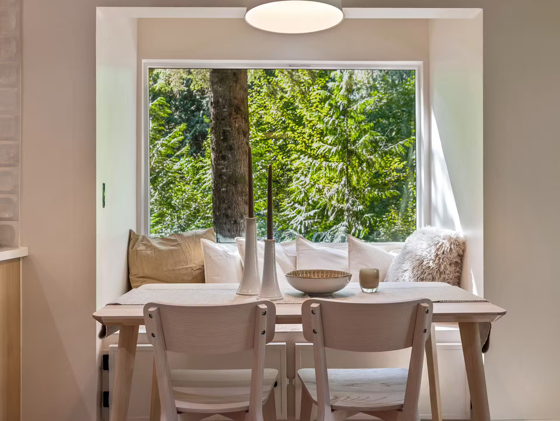 salle à manger avec banc et picture window