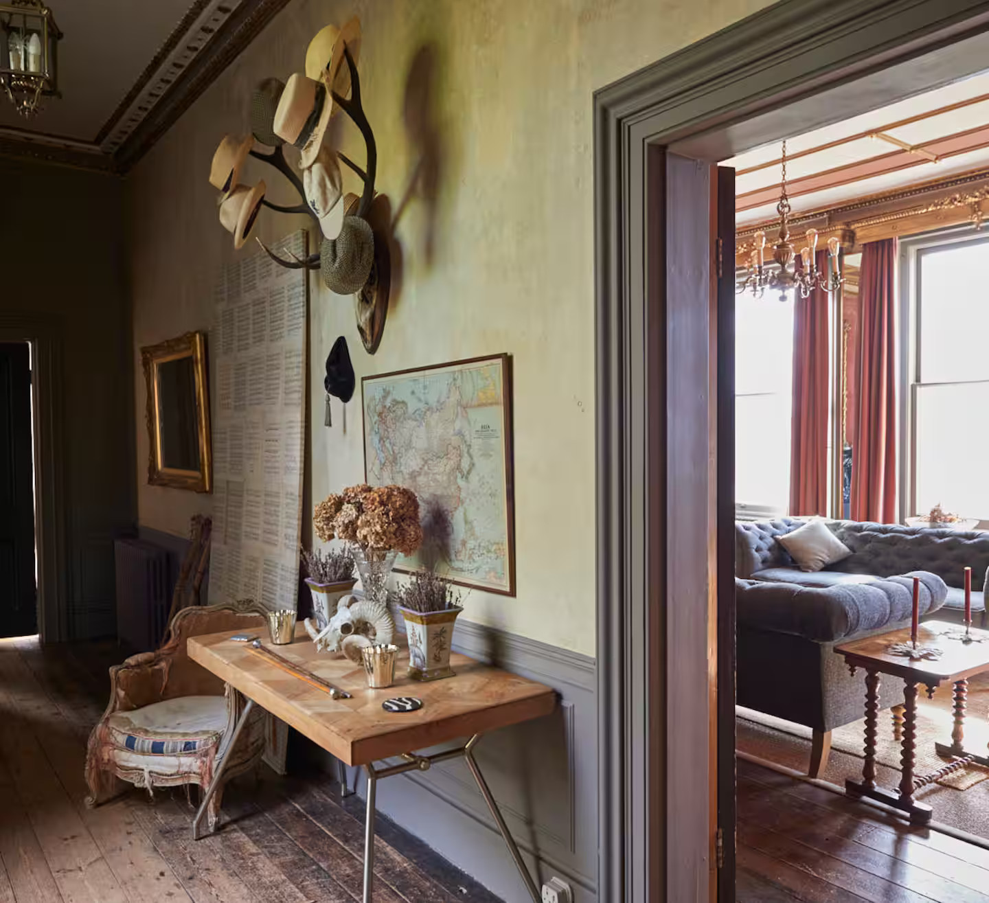 entrée et salon maison anglaise canapé chesterfield gris décoration classique chic entrée et salon maison anglaise canapé chesterfield gris décoration classique chic