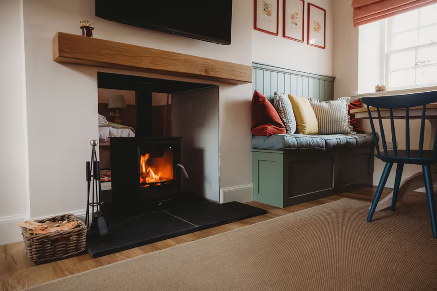 salon rustique avec poêle petite maison Écosse décoration colorée