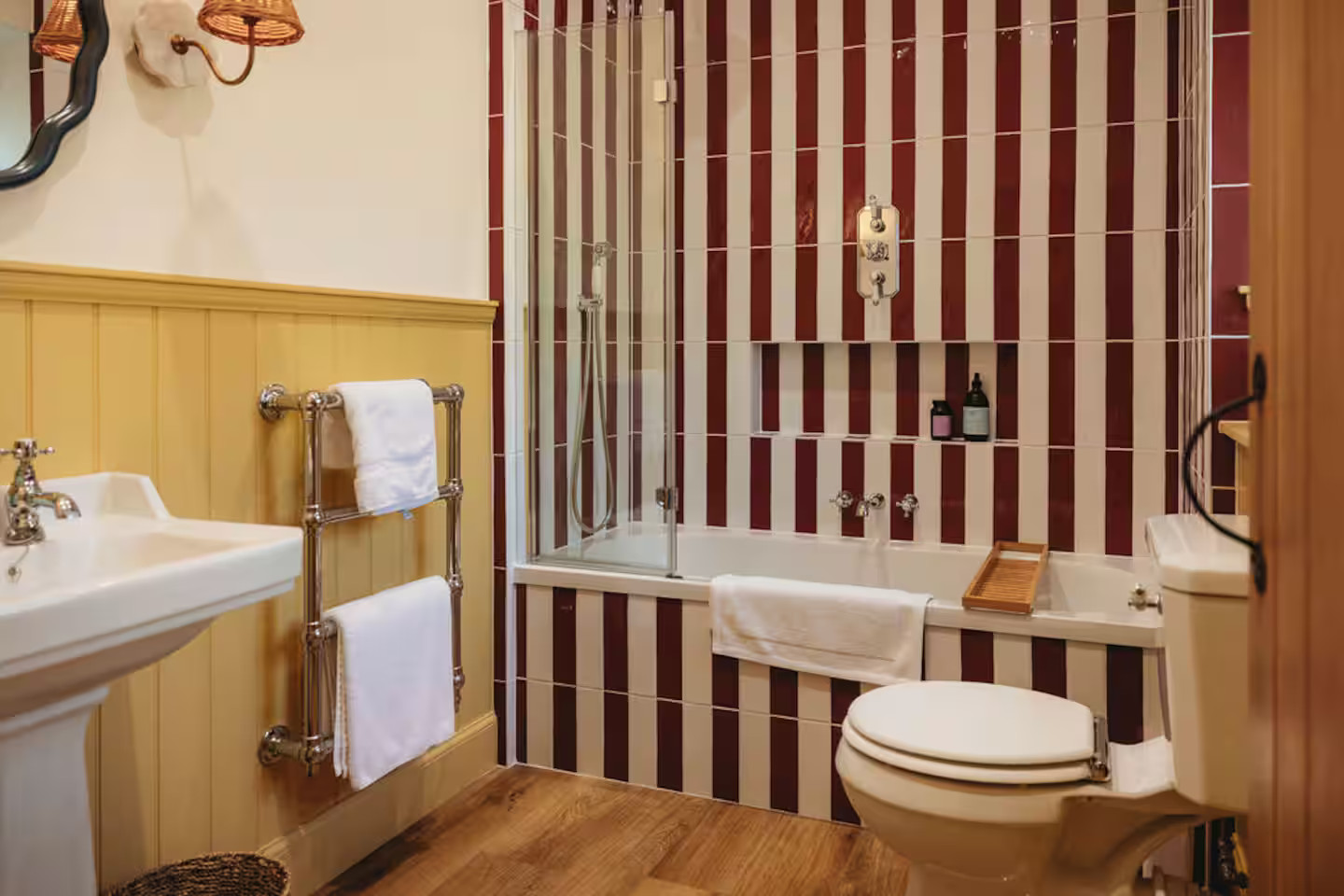 salle de bain carrelage jaune et rayures rouges et blanches maison Écosse décoration colorée
