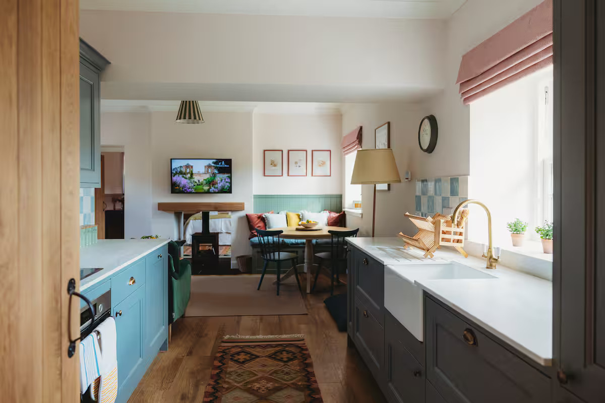 cuisine bleu turquoise petite maison Écosse décoration colorée