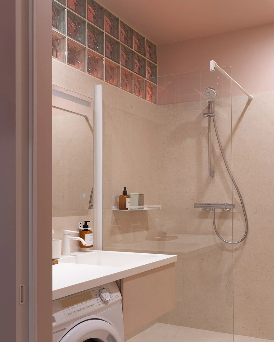 salle de bain rose design avec murs pavés de verre salle de bain rose design avec murs pavés de verre