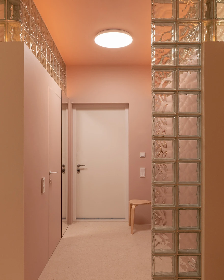 entrée lumière d entrée lumière d'ambiance rose grand studio murs pavés de verre appartement 40m2