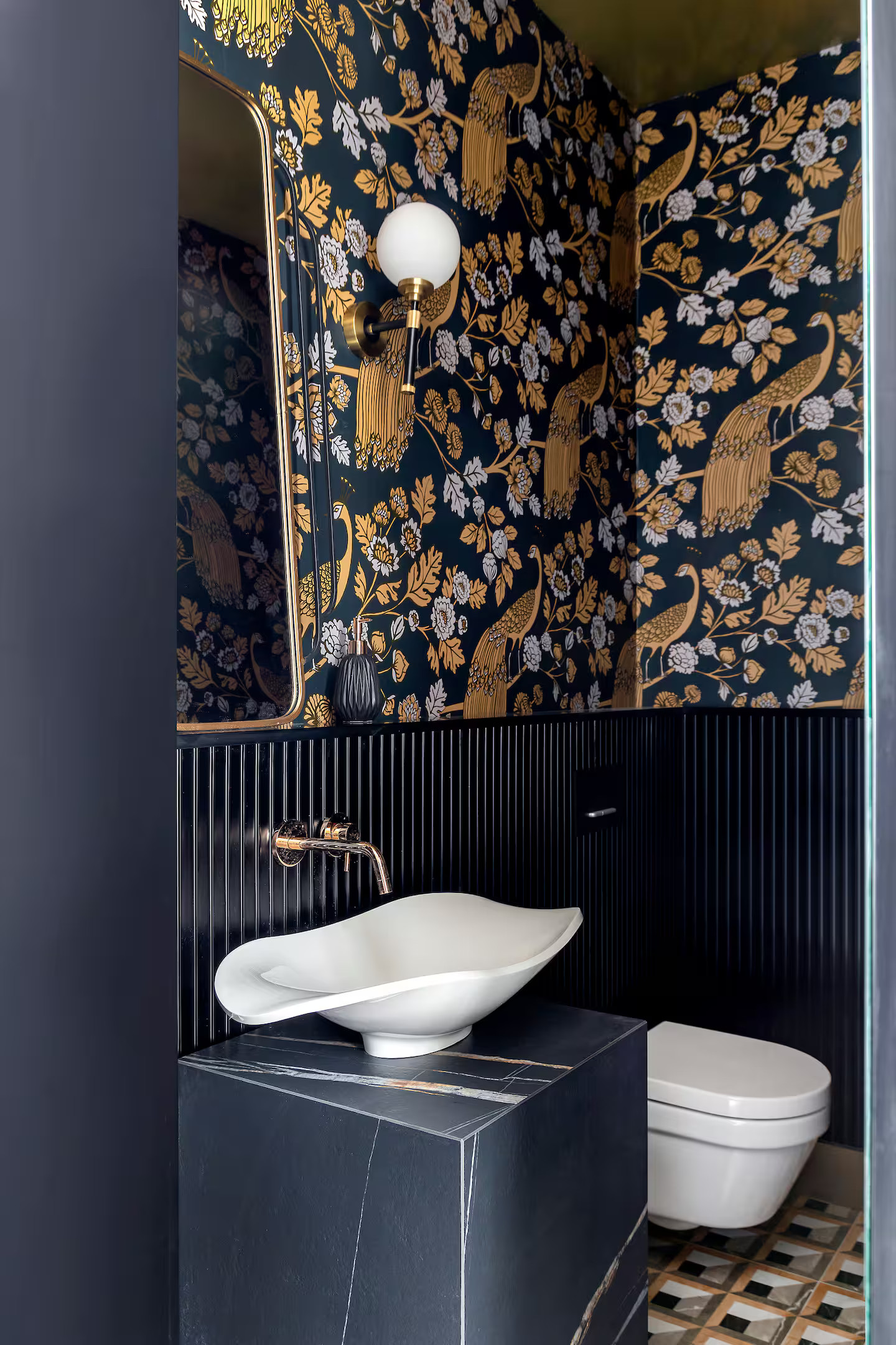 toilettes avec papier-peint décoration classique chic toilettes avec papier-peint décoration classique chic