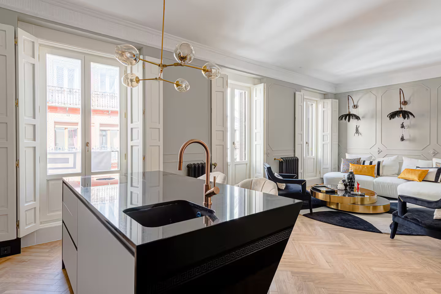 cuisine ouverte sur salon appartement luxueux design Madrid décoration classique chic cuisine ouverte sur salon appartement luxueux design Madrid décoration classique chic
