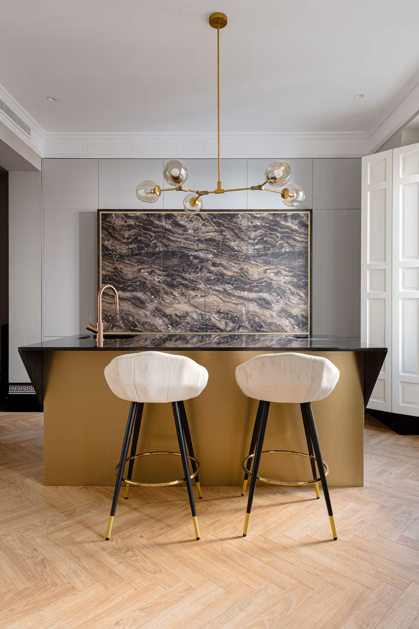 cuisine ouverte sur salon appartement luxueux design Madrid décoration classique chic cuisine ouverte sur salon appartement luxueux design Madrid décoration classique chic