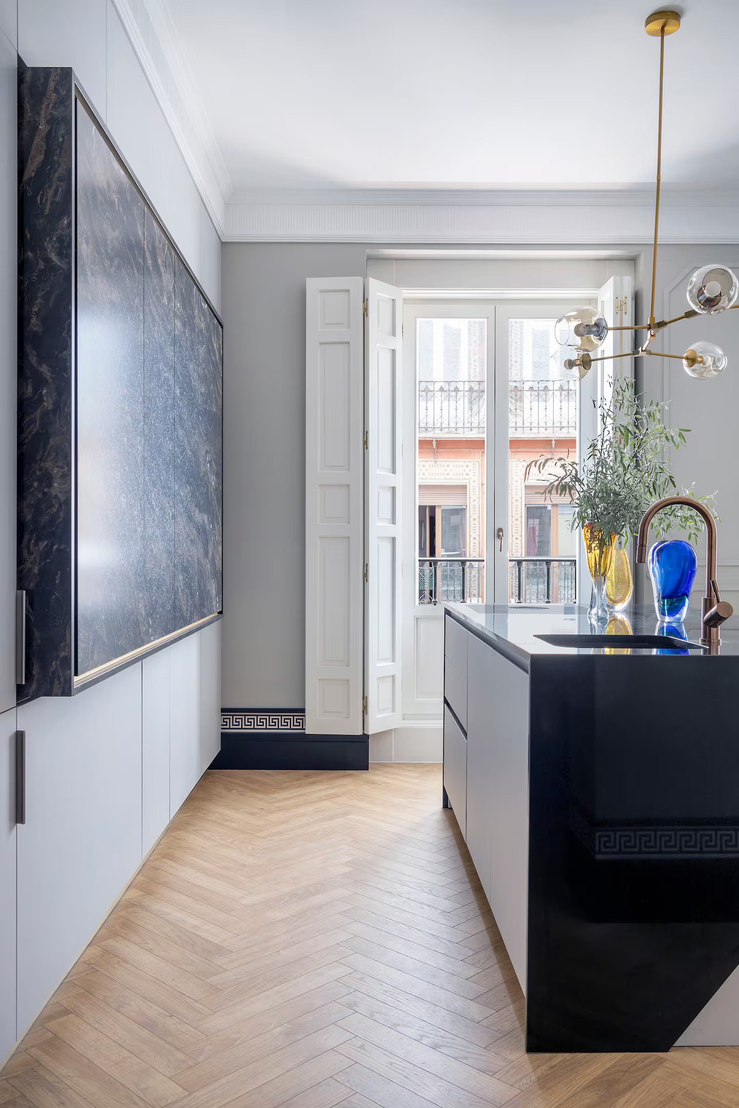 cuisine ouverte sur salon appartement luxueux design Madrid décoration classique chic cuisine ouverte sur salon appartement luxueux design Madrid décoration classique chic
