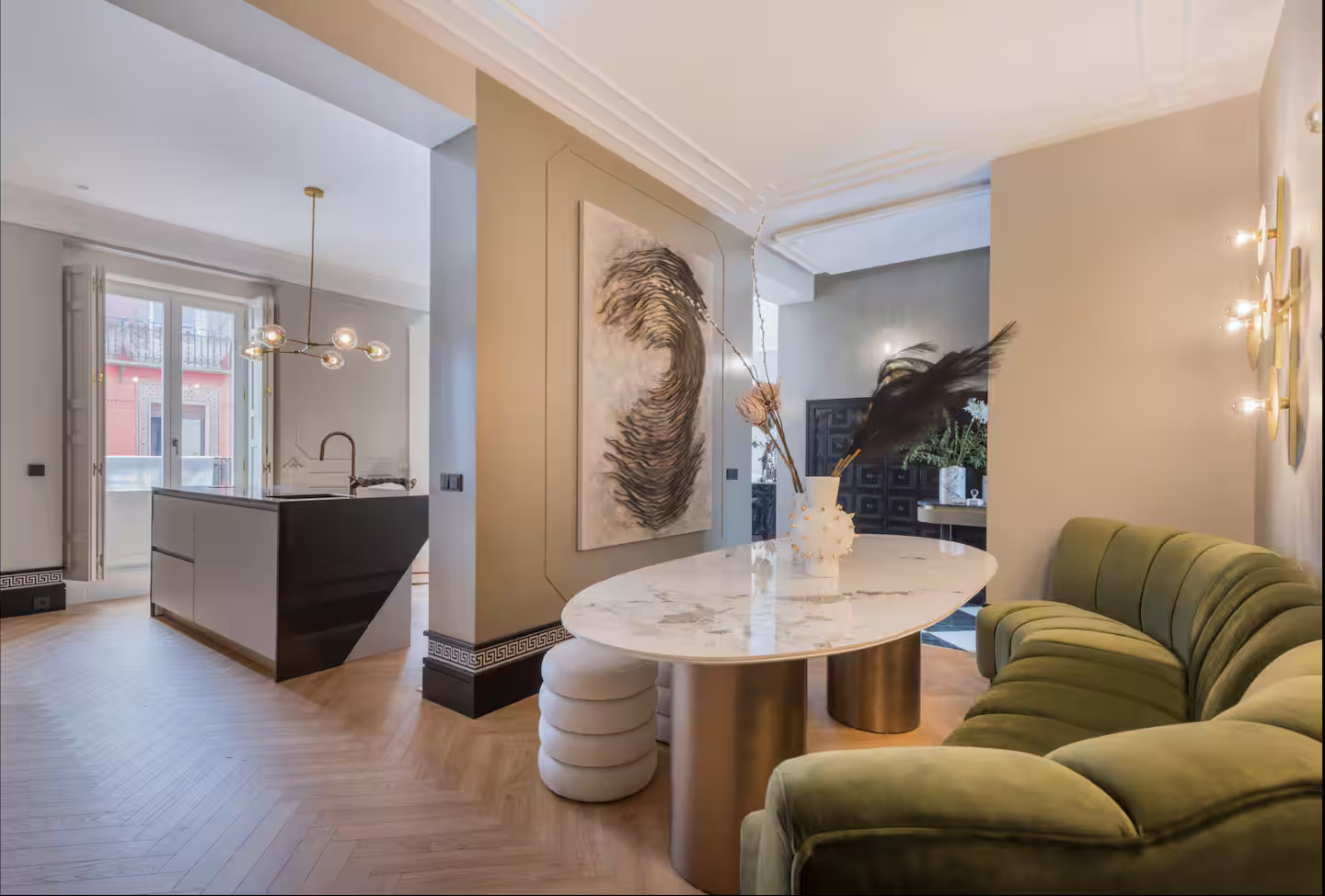 cuisine ouverte sur salon appartement luxueux design Madrid décoration classique chic cuisine ouverte sur salon appartement luxueux design Madrid décoration classique chic
