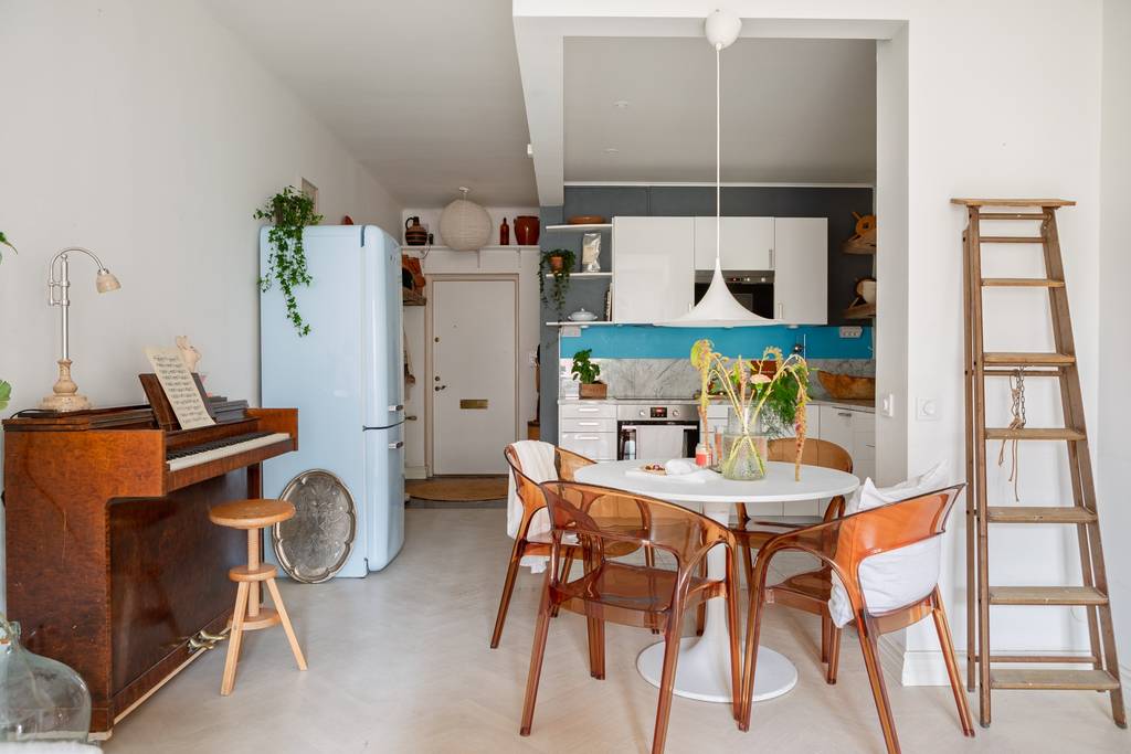 salon avec piano et cuisine ouverte appartement 54m2 décoration scandinave et design