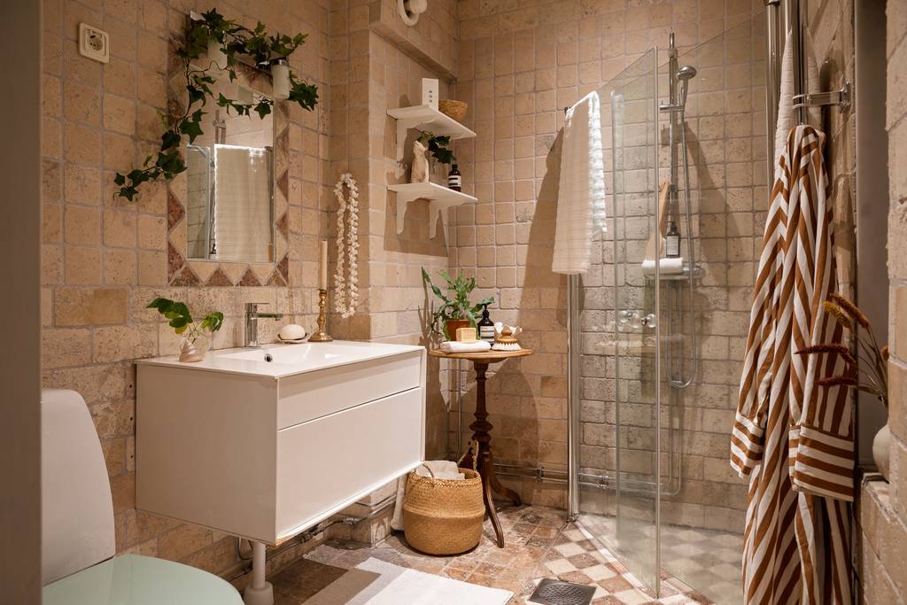 salle de bain beige sol damier